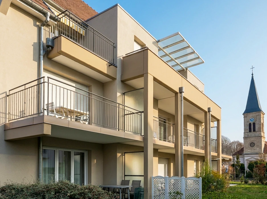 Façade d'immeuble résidentiel ancien avec balcons en fer forgé à tous les étages