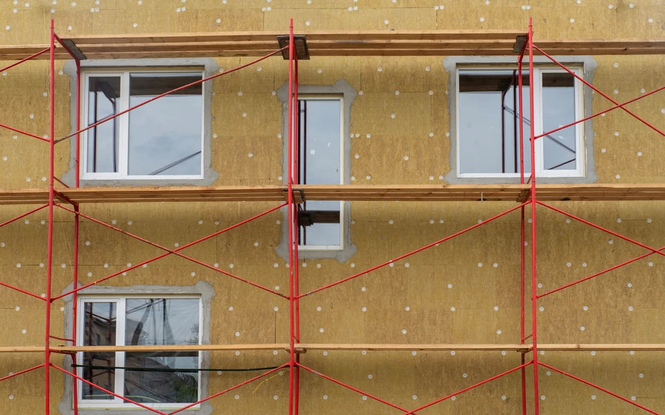 Immeuble résidentiel de 4 étages en cours de rénovation de façade